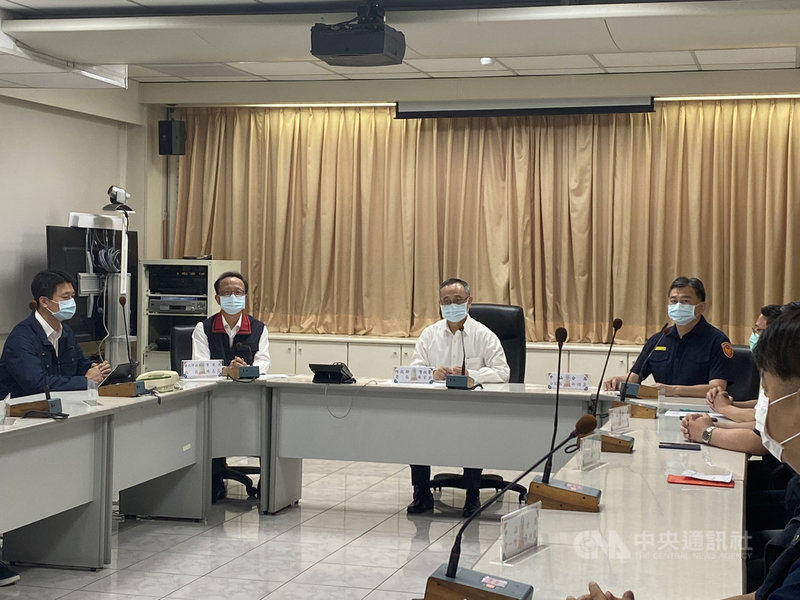 為勉勵北市警方專案小組積極查緝餐廳遭黑衣人撒蟑螂事件並迅速破案,警政署長陳家欽(左3)和北市警局長陳嘉昌(左2)5日晚間赴台北中山警分局慰勉同仁、頒發破案獎金,同時重申掃黑決心。中央社記者黃麗芸攝 110年5月5日