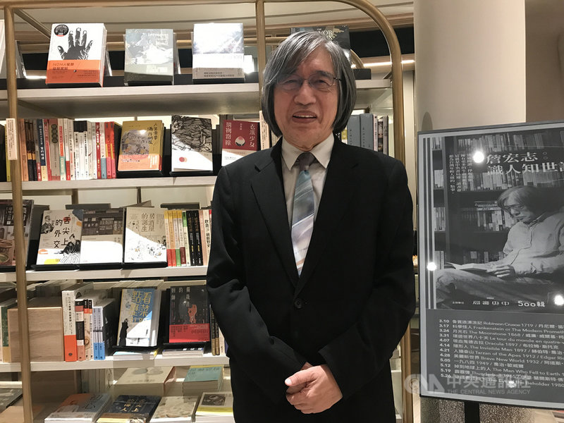 上善人文基金會董事長詹宏志發起「週三讀書會」,3月起每週固定在台中的中央書局舉行,挑戰連續12週12 場讀書會,每次介紹一本書,詹宏志表示,希望能幫更多人找回讀書的樂趣,甚至讓讀書成為一種娛樂。中央社記者邱祖胤攝 110年5月5日