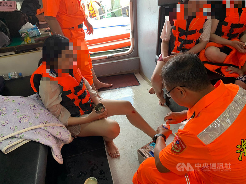 澎湖海巡隊5日下午獲報,有7名遊客進行SUP立槳體驗,因傍晚風向轉變,遭風浪海潮帶離岸際,無力划回。海巡隨即出動救援,所幸7人皆平安獲救,僅部分乘客皮肉擦傷。(澎湖海巡隊提供)中央社 110年5月5日