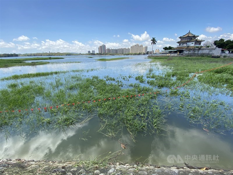 高雄市政府攜手水利署南水局積極為水庫「開源」,增調水源挹注澄清湖水庫,據5日南水局水情資訊顯示,澄清湖水庫蓄水率下午達94%,湖光美景重現,也解除高雄5月水情轉紅燈危機。中央社記者董俊志攝 110年5月5日