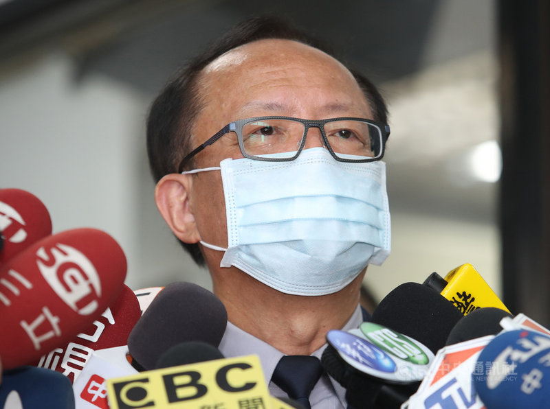 黑衣人餐廳丟蟑螂案引發各界關注,警方獲報後立即成立專案小組偵辦,5日上午將嫌犯移送北檢,台北市警察局長陳嘉昌(圖)表示,此案偵辦很急也很辛苦,但警方堅持到底,感謝同仁的辛勞付出。中央社記者張新偉攝 110年5月5日