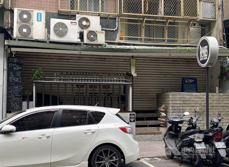 華航諾富特案染疫貨機機師及客機空服員於自主健康管理期間曾赴松山區酒吧。指揮中心說,兩人最高可罰30萬元。圖為兩人到訪的「Homies SOFT BAR 運動主題酒吧」。(中央社檔案照片)