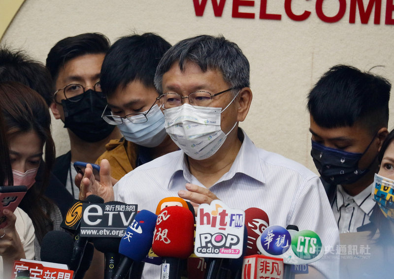 台北市成功國宅傳出有確診機師居住,引發民眾疑慮。台北市長柯文哲(前中)5日接受聯訪時表示,機師名單是由交通部掌管,就像移工由勞動部管、外籍生由教育部管,北市民政局只管得到一般旅客,呼籲中央應給完整名單。中央社實習記者江愷庭攝 110年5月5日