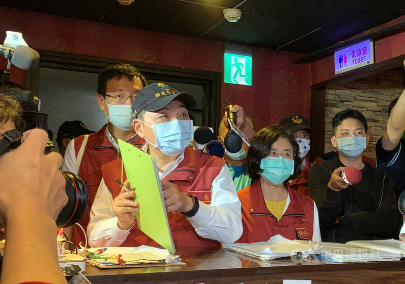 新北市長侯友宜(前左)5日晚間親自帶隊,前往三重區一棟複合式大樓進行公安暨防疫稽查,仔細詢問業者相關措施。侯友宜表示,由於大樓內部複雜且都是密閉型空間,所以要求一定要做到實聯制、量體溫、戴口罩及短時間內密集消毒等,強化防疫。中央社記者沈佩瑤攝 110年5月5日