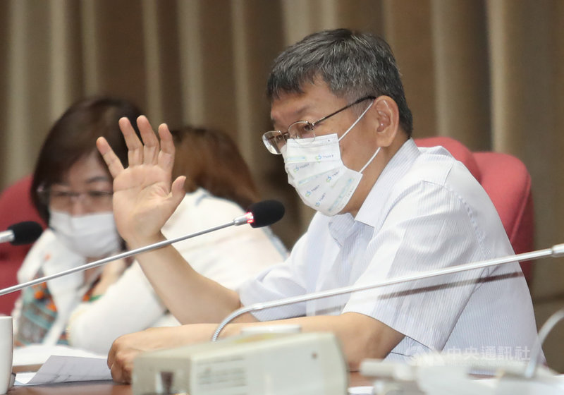 台北市警界近來風波頻傳,傳出中央有意換掉北市警局長陳嘉昌。台北市長柯文哲(右)5日證實有討論過,但強調要有強烈理由,而且要調查清楚。中央社記者張新偉攝 110年5月5日