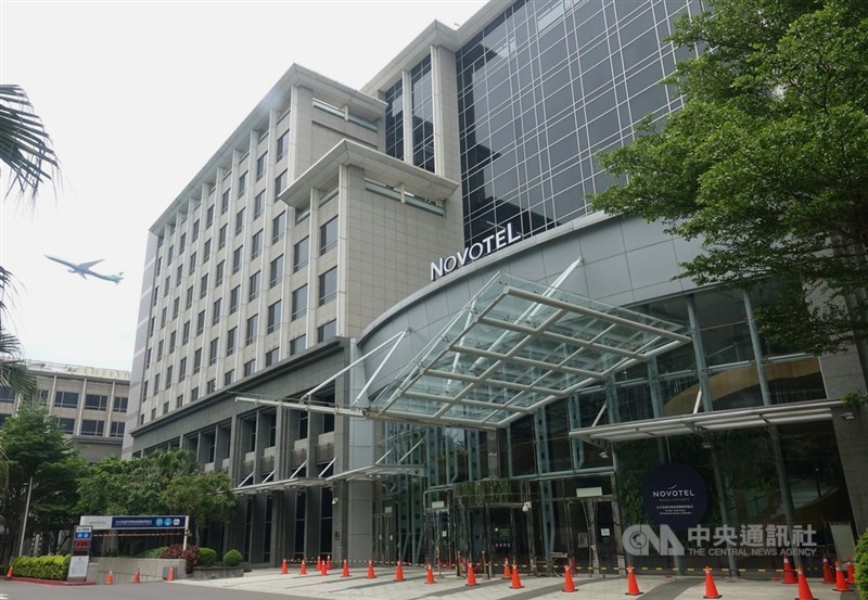 桃園市政府表示,諾富特僅二館申請為防疫旅館,將一館機組員宿舍作為居檢處,卻未向市府報備申請。(中央社檔案照片)
