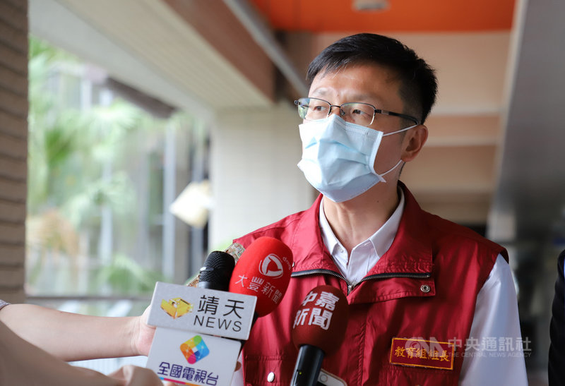 媒體報導,新北市教育局長張明文涉嫌關說教師甄試。張明文5日受訪表示,這事件為子虛烏有、不實指控的烏龍或捏造爆料,新北市辦理教師甄試極嚴謹,過程絕對可受公評及高標準檢核,也歡迎監察院調查釐清事實、還原真相。中央社記者黃旭昇新北市攝 110年5月5日