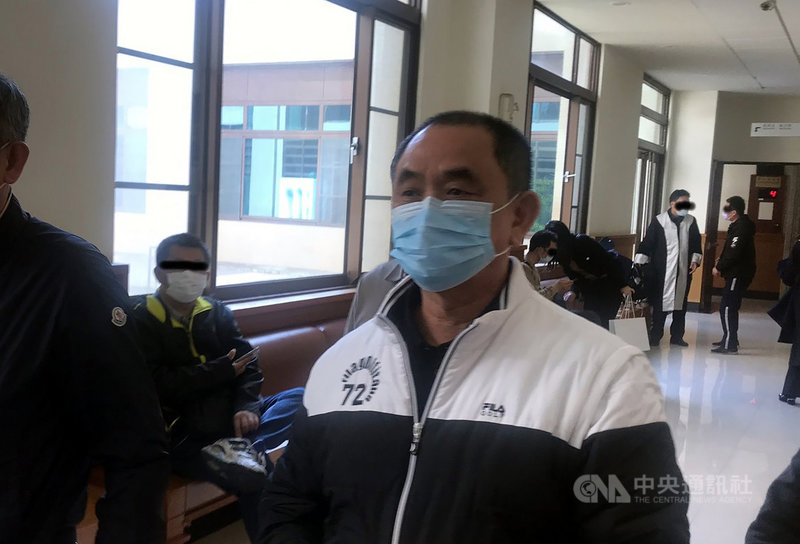 博弈大亨陳盈助被控涉及網路博弈、洗錢罪嫌,檢方審酌被告坦承犯行,近20年無涉及刑案,予以緩起訴處分,被告主動繳回犯罪所得2億元,並繳清緩起訴處分金新台幣8億5000萬元。圖為1月被傳喚畫面。中央社記者姜宜菁攝 110年5月5日