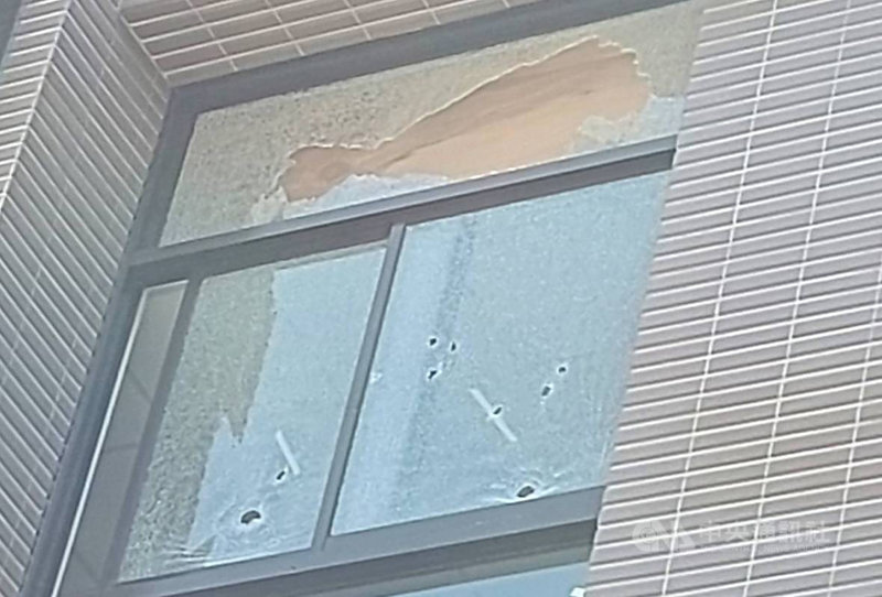 新北市一名陳姓男子疑因不滿附近工地保全移動他的機車至紅線遭拖吊,竟拿空氣槍射擊工地的新成屋,造成3面玻璃毀損。警方日前循線找到陳男,將他依法送辦。(翻攝畫面)中央社記者沈佩瑤傳真 110年5月5日