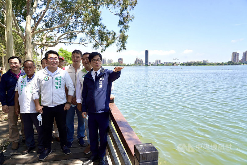 高雄市政府聯合水利署南水局增調水源挹注澄清湖水庫有成,5日下午澄清湖水庫蓄水率達94%,高雄市長陳其邁(前右)也親自前往澄清湖視察,了解水情現況。中央社記者董俊志攝 110年5月5日
