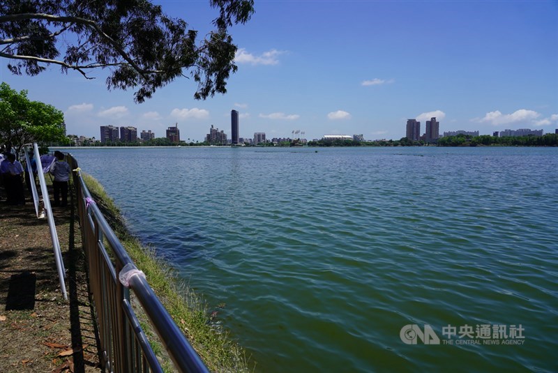高雄市政府聯合水利署開鑿62口井及抽取高屏溪地面水等挹注澄清湖水庫,解除高雄5月水情轉紅燈危機。根據南水局網站資訊,澄清湖水庫5日下午蓄水率達94%。中央社記者董俊志攝 110年5月5日