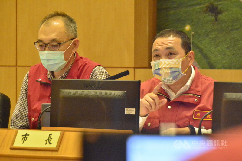 新北市長侯友宜(右)5日在防疫會議表示,諾富特飯店主管確診事件要感謝新北市立聯合醫院醫護團隊提高警覺性,在病患就診時警覺性採檢、轉診,才找到這次疫情問題的嚴重性。中央社記者黃旭昇新北攝 110年5月5日
