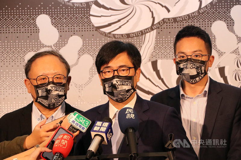針對水情,高雄市長陳其邁(中)5日上午受訪表示,開闢多元水源及民眾節流已有初步效果,高雄市政府是所有縣市政府裡面,唯一請水利局主動投入開闢多元水源配套的城市,即使用最壞的劇本,到5月底沒有下雨,高市水情也沒有從橙燈轉紅燈。左為高雄市副市長史哲、右為高雄市經發局長廖泰翔。中央社記者董俊志攝 110年5月5日