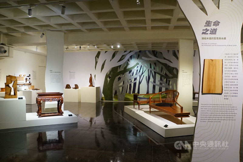 台灣工藝研究發展中心5日起推出「木以載生–國產木作工藝」特展,聚焦人類與環境間的議題,深入生存、生活及生命3層次,嘗試串聯兩者共存的過去,也探求彼此未來發展。(工藝中心提供)中央社記者蕭博陽南投縣傳真 110年5月5日