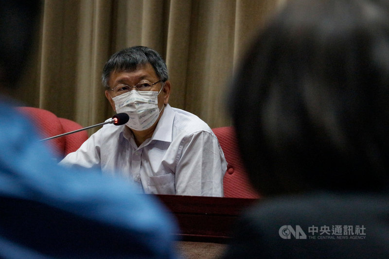 台北市警界接連爆出中崙派出所遭黑衣人闖入、疑助借提人犯會見親友、餐敘遭潑蟑螂等事件,台北市長柯文哲(中)5日赴市議會國民黨團報告時,多名議員也關心北市警界與警察局長陳嘉昌人事案。中央社實習記者江愷庭攝 110年5月5日