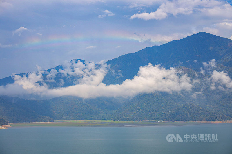 鋒面影響加上午後熱對流旺盛,日月潭等地區5日下午降雨,雨後伴隨夕陽西下,從涵碧樓遠眺大竹湖方向,可見一道彩虹高掛天邊。(民眾提供)中央社記者蕭博陽南投傳真 110年5月5日