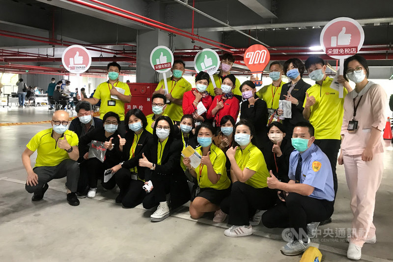 桃園國際機場采盟免稅店總經理周招霖(前左)5日帶領20名一級主管員工接種AZ疫苗,采盟免稅店指出,目前員工有施打意願者約4成,公司也配合指揮中心政策,實施不支薪疫苗接種假。(采盟免稅商店提供)中央社記者吳睿騏桃園機場傳真 110年5月5日