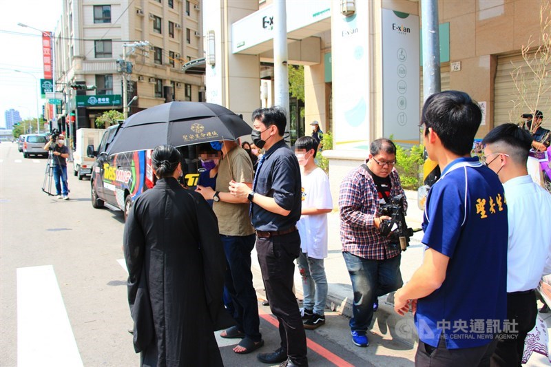 台中市方姓男子5日凌晨駕駛賓士車行經南區一處路口,撞擊過馬路資深媒體人黃暐瀚的母親,黃暐瀚母親緊急送醫仍傷重不治。黃暐瀚(前中)與家人下午到車禍現場招魂。中央社記者蘇木春攝 110年5月5日