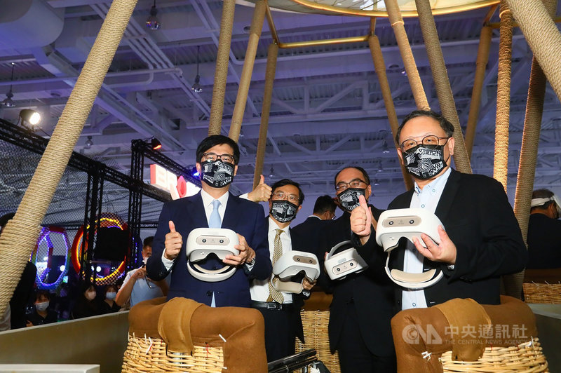 年度數位展覽指標盛事「放視大賞」5日起在高雄展覽館登場,市長陳其邁(左)出席表示,高雄在數位內容產業蓬勃發展,相當缺乏人才,市府積極媒合學校跟產業界,打造產學合作生態系,要讓高雄成為數位基地。(高雄市政府經發局提供)中央社記者侯文婷傳真 110年5月5日