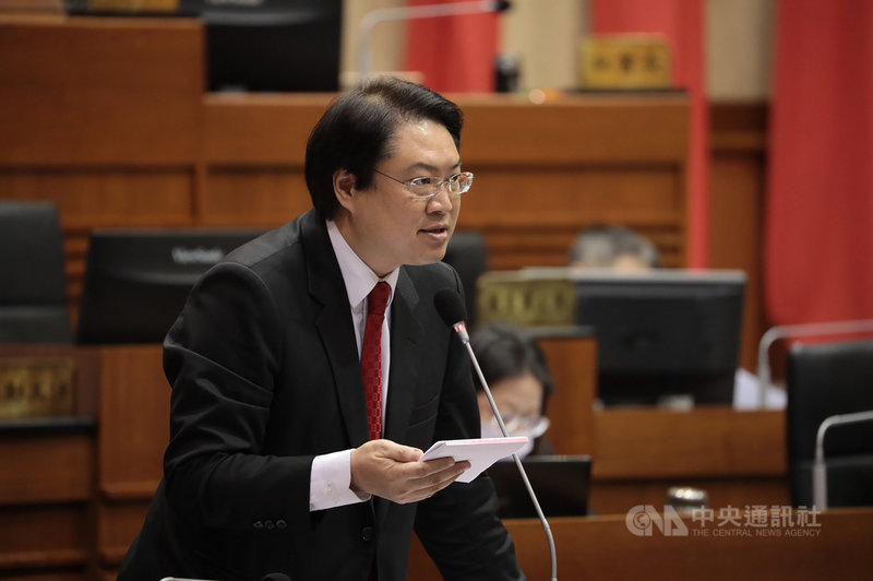 基隆市長林右昌5日在議會中表示,基隆市港再生標竿計畫能完善大台北首都圈的都會競爭力,從這個角度思考,中央才願意接受市府提出改造方案,受益的不只是基隆,其實是大台北首都圈。中央社記者王朝鈺攝 110年5月5日