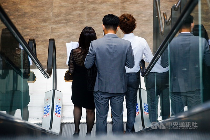 行政院跨部會研議建立防制人才挖角機制,除人力銀行外,未經投審會同意赴中投資的台灣企業,也不得在自己官網刊登中國職缺。(中央社檔案照片)