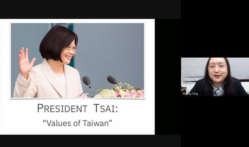 行政院政務委員唐鳳4日分享政府與民間合力推動數位社會創新,並運用於對抗疫情及打擊假訊息等相關經驗。(圖取自2030促進者YouTube頻道網頁youtube.com)