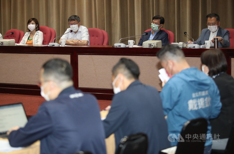 台北市長柯文哲(後左2)5日赴台北市議會國民黨團報告,多名議員關心北市警界與警察局長陳嘉昌人事案等議題。中央社記者張新偉攝 110年5月5日