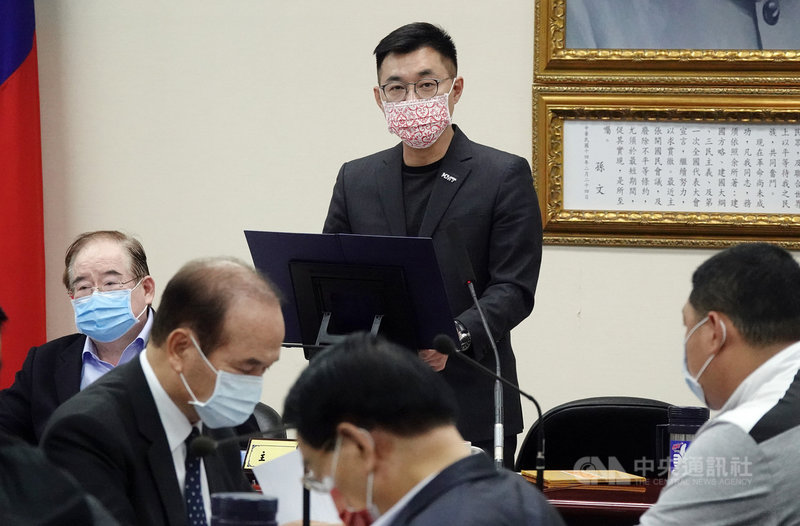 國民黨5日召開中常會,討論黨主席選舉辦法及時程,黨主席江啟臣(中)說,黨職選舉,並非對決戰役,更不是勝負之間的零和遊戲。中央社記者鄭傑文攝 110年5月5日