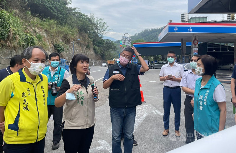 台21線暨南大學到桃米巷口路段,道路兩側水溝未加蓋,人車有不慎摔落風險,行政院中部聯合服務中心執行長蔡培慧(前左2)5日會同交通部公路總局踏勘,決議道路側溝加蓋並補助設置路燈。(行政院中服中心提供)中央社記者蕭博陽南投傳真 110年5月5日