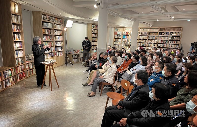 詹宏志(左)在「週三讀書會」第一場活動,為與會民眾導讀經典名著「魯賓遜漂流記」。(中央社檔案照片)