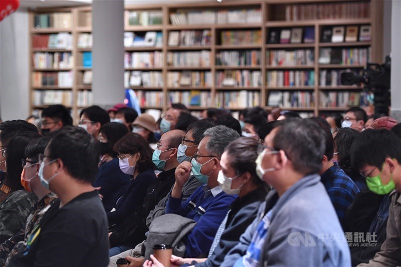 詹宏志在台中中央書局舉行連續12週的週三讀書會,吸引許多民眾參加。圖為第一場活動。(中央社檔案照片)