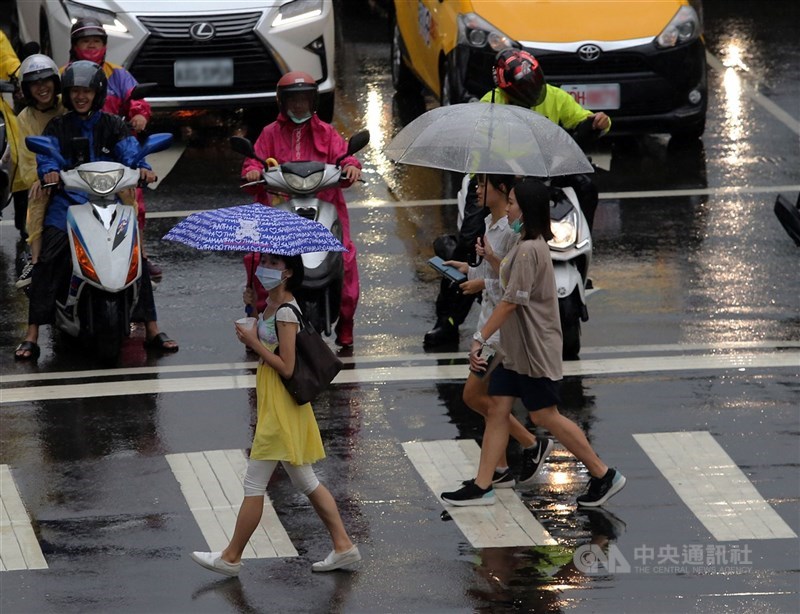 中央氣象局5日午7時發布基隆、新北及台北市大雨特報。(中央社檔案照片)