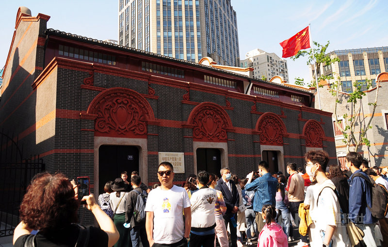 今年適逢中共建黨百年,據統計,「五一」期間上海8家紅色主題景區景點,共接待7.42萬人次的遊客。圖為2日在中共「一大」會址合影的人潮。中央社記者沈朋達上海攝 110年5月5日