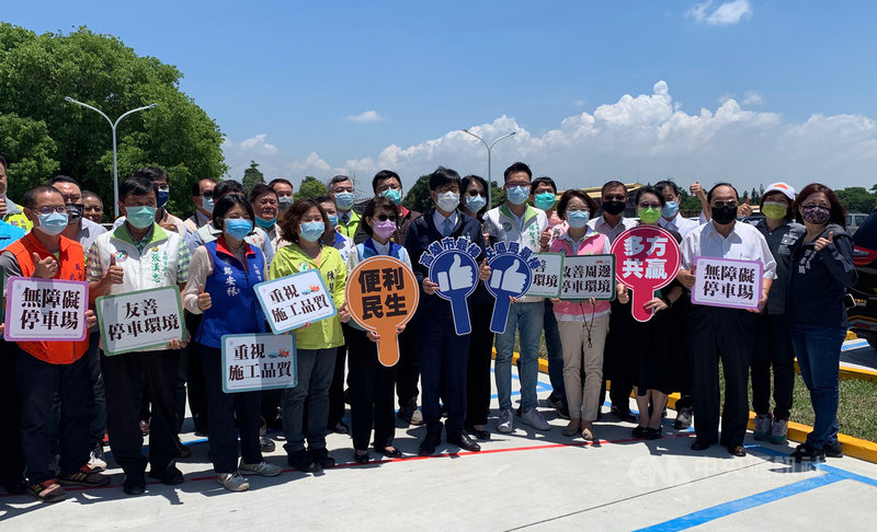 緊鄰高雄輕軌的高雄市二聖公有停車場5日啟用, 高雄市長陳其邁(前左6)等人出席見證。高雄市交通局評估停車場啟用後,有利周邊民生、交通、產業、觀光及大眾運輸的發展,創造多贏局面。中央社記者王淑芬攝 110年5月5日