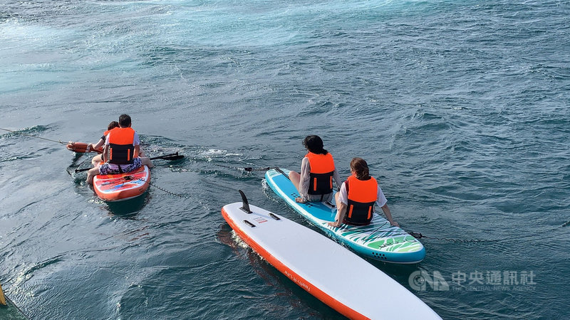 澎湖馬公海域5日傍晚變天,7名體驗SUP立槳的遊客遭風浪帶離岸際,無力自行划回。澎湖海巡獲報後緊急出動,所幸人船均安。(澎湖海巡隊提供)中央社 110年5月5日