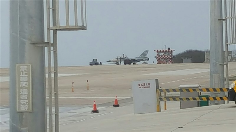 空軍一架戰機5日中午降落澎湖機場時,意外衝出跑道、陷入草皮,所幸未傳人員傷亡,澎湖機場預計關閉至下午3時。圖為目前停在機坪的同機型戰機。中央社 110年5月5日