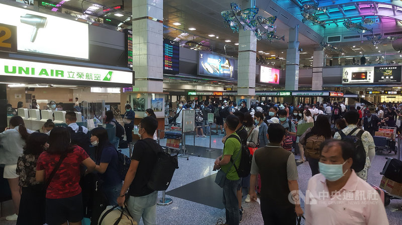 馬公航空站5日表示,受到戰鬥機降落偏離跑道,滑入草皮影響,機場一度關閉,共影響有5個航班取消,8個班次延誤,機場大廳到處是候機人潮,所幸機場在下午1時多恢復起降。中央社 110年5月5日