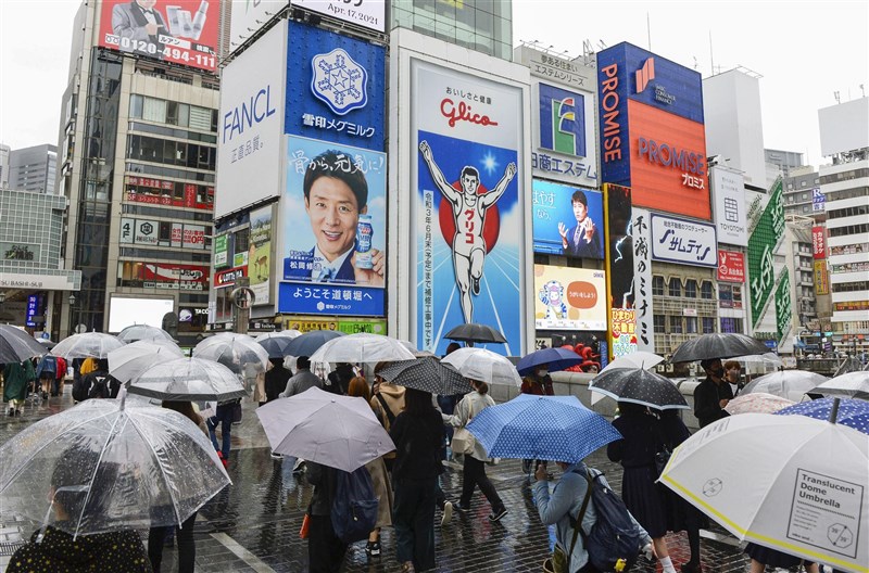 日本大阪府知事吉村洋文4日說,大阪目前疫情狀況難以如期解除緊急事態宣言,將研擬是否向中央申請延長。圖為大阪街頭一景。(共同社)