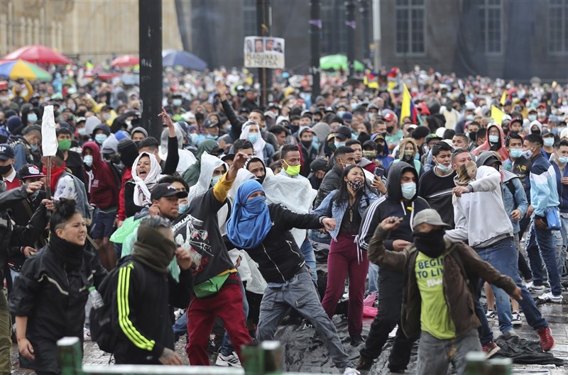 數以萬計的哥倫比亞人自4月28日起上街抗議,從最初反對政府新稅制改革演變成是對總統杜克政府的示威。圖為波哥大28日抗議人潮中部分示威民眾向警察丟擲石塊。(美聯社)