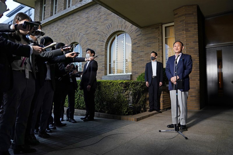 日本境內2019冠狀病毒疾病疫情延燒,全境重症患者1114人創歷史新高。首相菅義偉(右)5日跟負責防疫的經濟再生擔當大臣西村康稔,以及厚生勞動大臣田村憲久等人會談約一小時。圖為會談後記者會。(共同社)