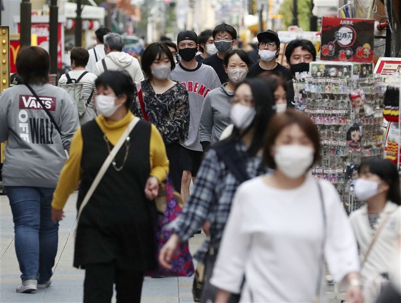 日本第3度宣布緊急事態宣言遇上黃金週連假,大阪新世界街頭4日人潮不見減少。(共同社)