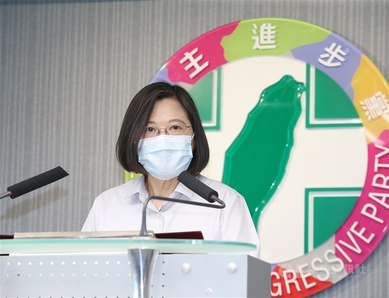 兼任民進黨主席的總統蔡英文5日在黨中常會後表示,身為黨主席,對於未能落實既有排黑條款,讓不適格黨員進入機制,造成社會紛擾、辜負支持者期待,感到十分抱歉,將虛心檢討相關機制。中央社記者郭日曉攝 110年5月5日