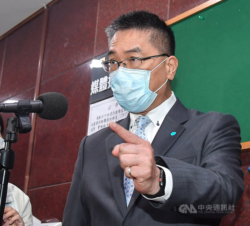 立法院內政委員會5日處理內政部主管預算凍結等案,內政部長徐國勇(圖)會前受訪表示,他以法律人的觀點來看,不法分子丟蟑螂是暴力行為的一種,至少有恐嚇、妨礙他人行使自由,甚至有組織犯罪的問題。中央社記者鄭清元攝 110年5月5日
