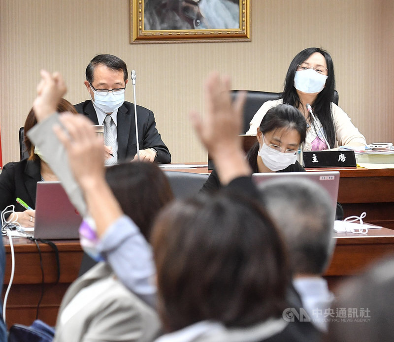 立法院社福及衛環委員會5日進行COVID-19疫苗採購調閱專案小組召集人推舉,經表決,陳瑩獲得8票,最後確認由陳瑩(後右)擔任召集人。中央社記者鄭清元攝 110年5月5日