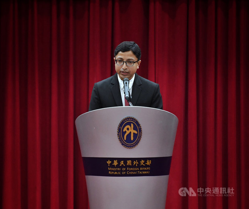 印度當地武漢肺炎疫情嚴峻,台灣協助印度抗疫醫療物資捐贈儀式5日下午在外交部舉行,代表接受物資捐贈的印度台北協會長戴國瀾(Gourangalal Das)在致詞時表達對台灣的感謝。中央社記者王飛華攝 110年5月5日