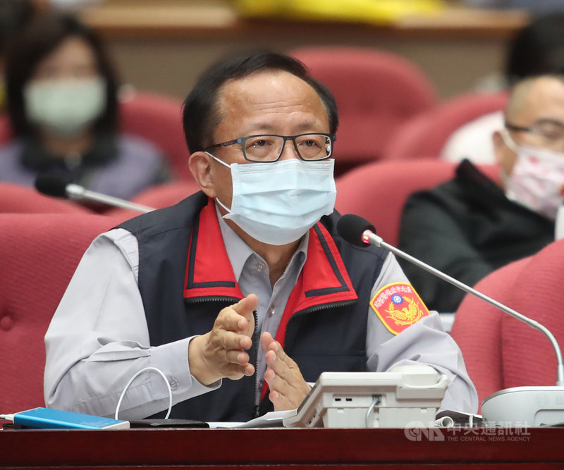 台北市警界近來風波頻傳,傳出中央有意換掉警察局長陳嘉昌(前);陳嘉昌5日說,自己當警察40幾年、絕不戀棧,「什麼時候叫我走,我都欣然接受」。中央社記者張新偉攝 110年5月5日
