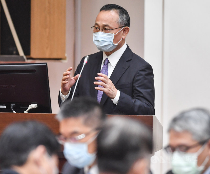 北市一間餐廳遭黑衣人潑撒蟑螂後逃逸。警政署長陳家欽(圖)5日在立法院表示,不論是挑戰公權力或討債,任何的暴力行為都是不容許的,一定要嚴辦。警政署全力協助台北市打擊黑幫,穩定社會秩序治安,用行動展現警察決心。中央社記者鄭清元攝 110年5月5日