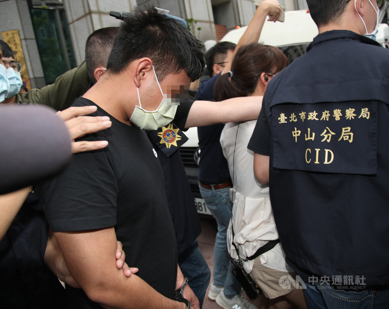 北市黑衣人餐廳潑灑蟑螂案引發各界關注,警方獲報後立即成立專案小組偵辦,鎖定在逃4男1女,5日上午將涉案蔡姓男子(前左)移送北檢。中央社記者張新偉攝 110年5月5日