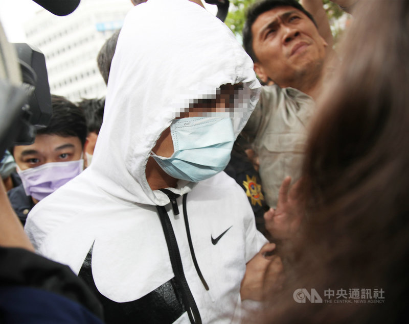 北市黑衣人餐廳潑灑蟑螂案引發各界關注,警方獲報後立即成立專案小組偵辦,鎖定在逃4男1女,5日上午將涉案吳姓男子(白衣)移送北檢。中央社記者張新偉攝 110年5月5日