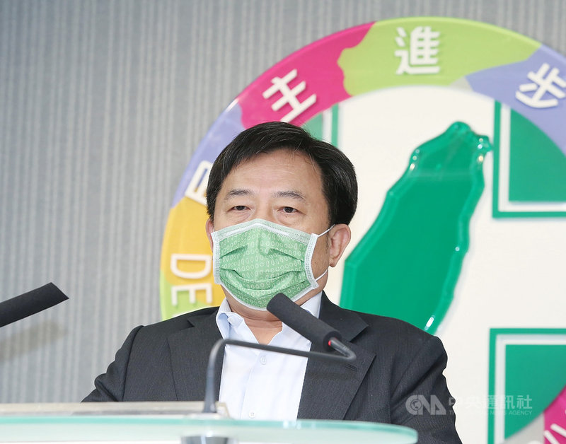 民進黨5日下午舉行中常會,會後黨秘書長林錫耀出席記者會並發表談話。中央社記者郭日曉攝 110年5月5日